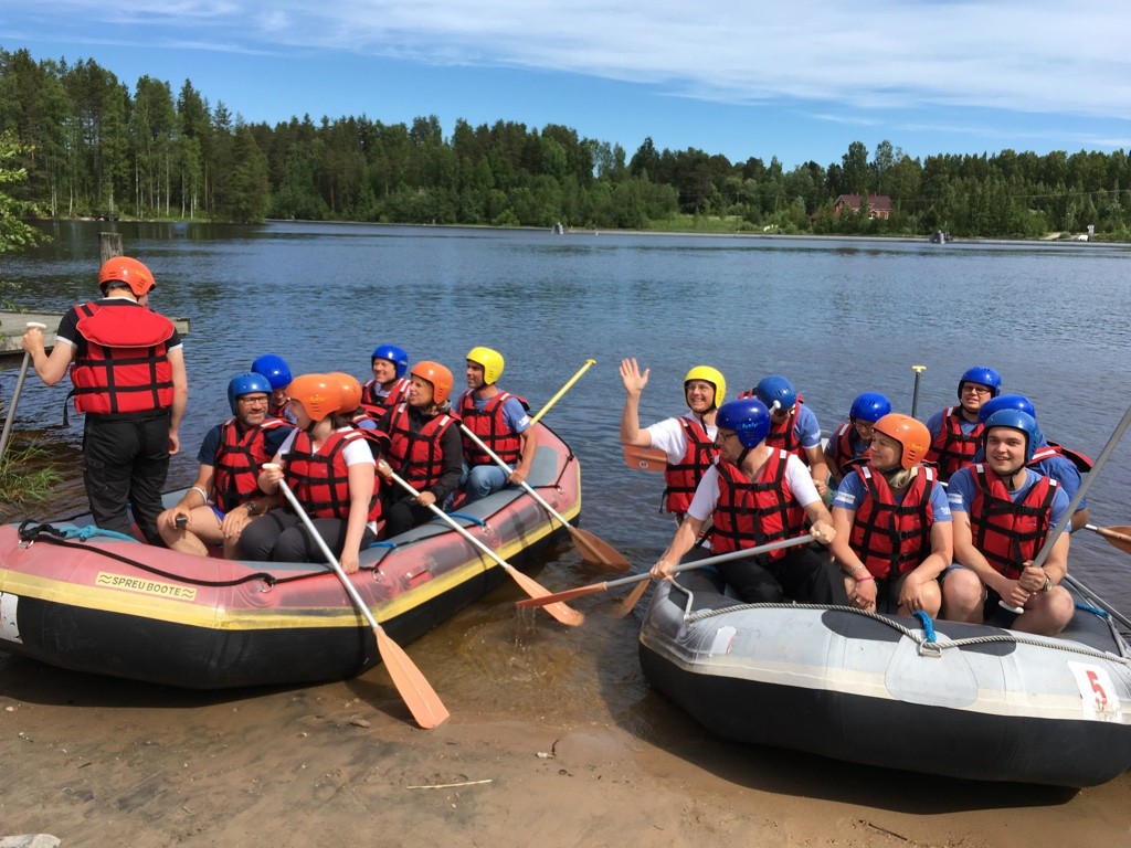 Vieraat valmiina koskenlaskuun. 