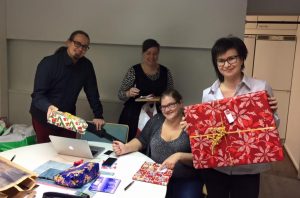 Jyväskylän Nuorkauppakamarilaiset keräyksen jälkeen paketteja lajittelemassa 2015. 