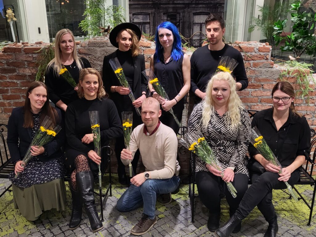 Kuvassa Jyväskylän nuorkauppakamarin hallitus 2024. Ylärivi: Anna Lyytikäinen, Riikka Annika Keskitalo, Tarja Niskanen, Tomi Muhonen. Alarivi: Eira Myllyniemi, Riikka Kallonen, Jani Pitkänen, Paula Könönen, Silja Väyrynen. Kuvasta puuttuu Johannes Sipilä, Valtteri Liimatainen ja Kristiina Kronholm. 